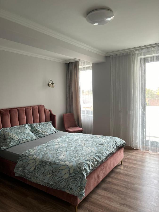 Becca'S Downtown Apartment With Private Parking Орадя Экстерьер фото