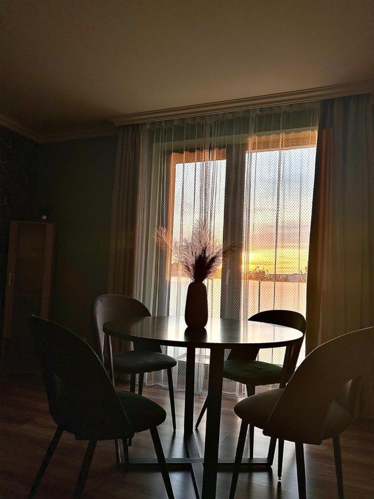 Becca'S Downtown Apartment With Private Parking Орадя Экстерьер фото