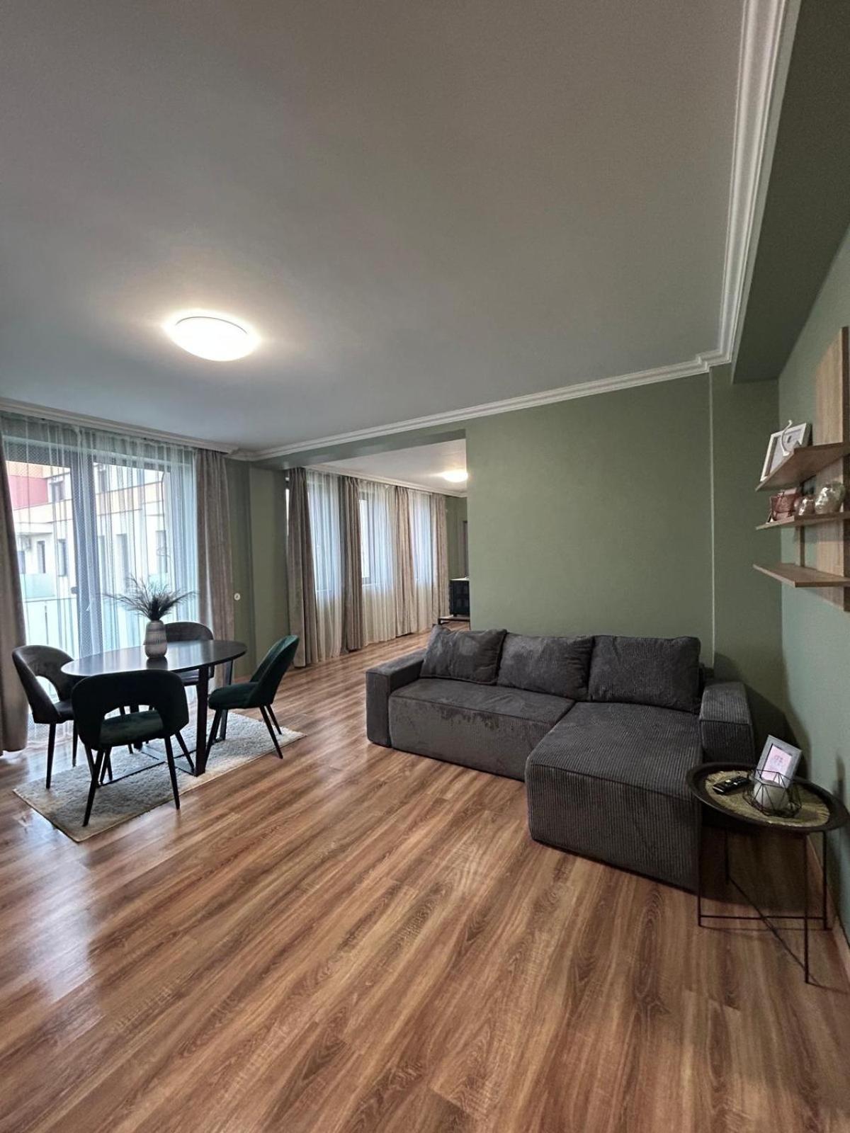 Becca'S Downtown Apartment With Private Parking Орадя Экстерьер фото